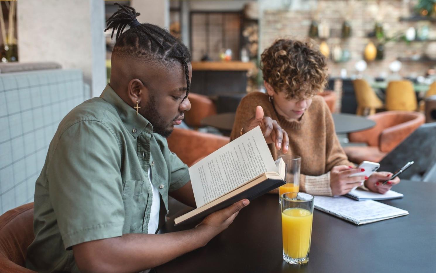 Professionelle Finanzberatung in modernem Büro