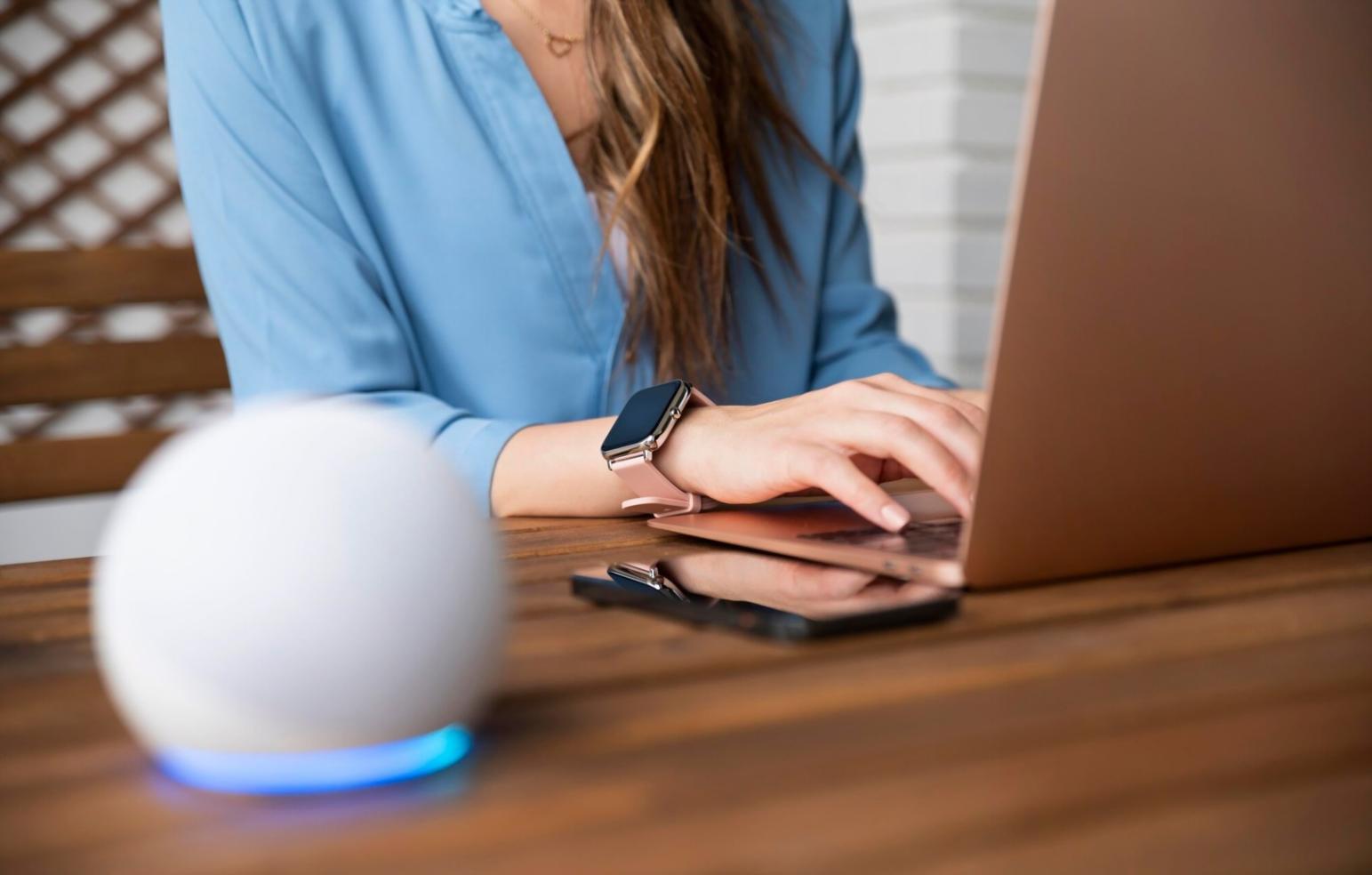 Person plant Budget mit Taschenrechner und Notizen am Schreibtisch